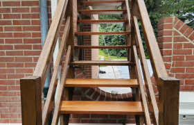 Peinture lasure sur escalier en bois