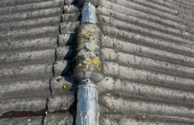 Réparation faîtage sur hangar,  plus traitement anti mousse